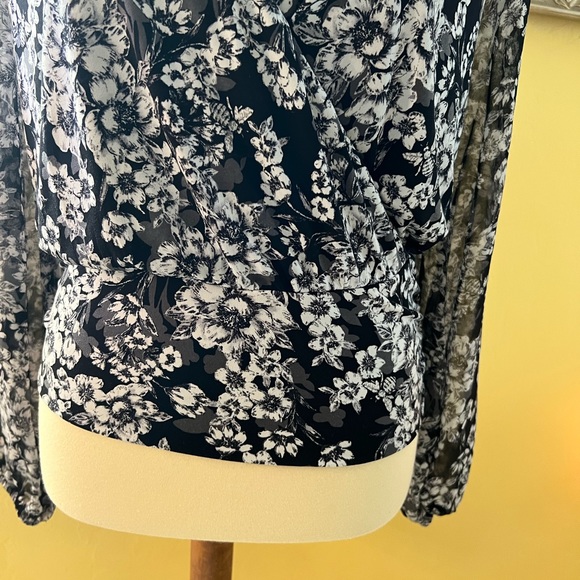 WhiteHouseBlack Market Black floral print wrap top with sheer sleeves size S - Picture 9 of 10